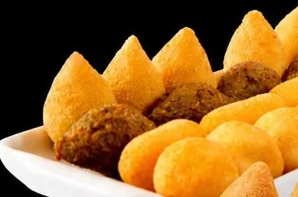 Travessa com mini coxinhas, kibes e bolinhas